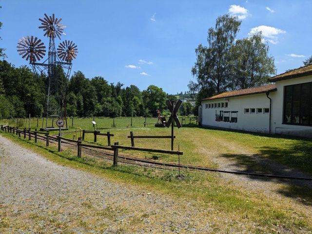 Blick vom Flurstück 93 auf die Umgebung - DampfLandLeute-Museum Eslohe - Teilw. vertragslos genutzte Zuwegung und Freiflächen des DampfLandLeute-Museums Eslohe und Teilflächen des Gewässers ´Salwey´