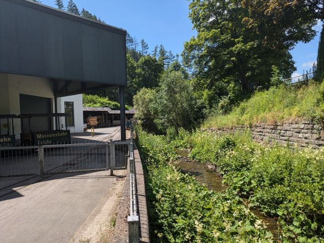 Blick auf Flurstück 93 und Umgebung - Teilw. vertragslos genutzte Zuwegung und Freiflächen des DampfLandLeute-Museums Eslohe und Teilflächen des Gewässers ´Salwey´