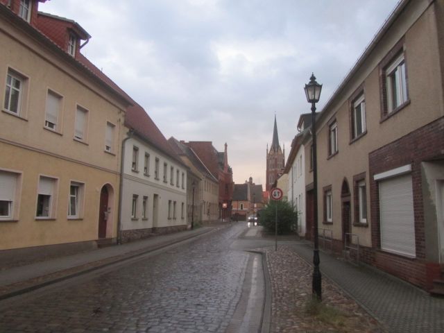Straßenansicht - Blick Richtung Verkaufsobjekt - Leerstehendes Wohnhaus mit Nebengebäude ca. 100 m vom Stadtzentrum entfernt