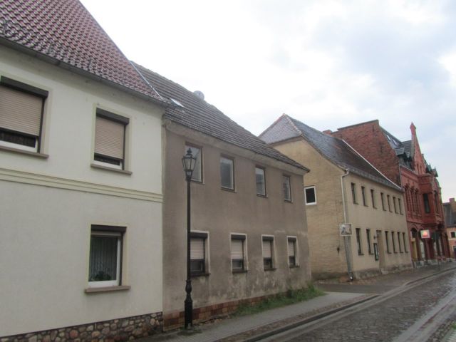 Blick auf Verkaufsobjekt und Umgebung - Leerstehendes Wohnhaus mit Nebengebäude ca. 100 m vom Stadtzentrum entfernt