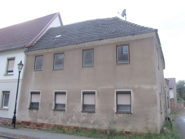 Blick auf Verkaufsobjekt und Umgebung - Leerstehendes Wohnhaus mit Nebengebäude ca. 100 m vom Stadtzentrum entfernt