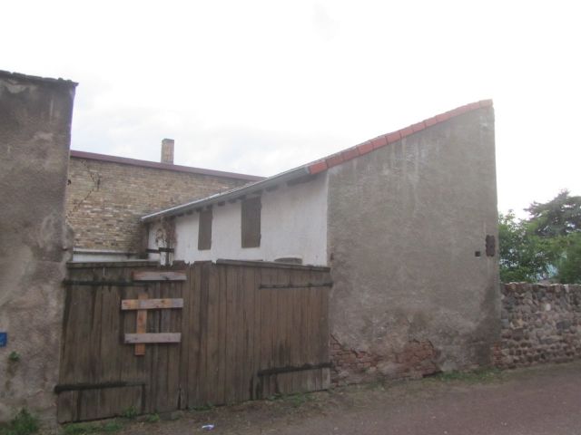 Blick auf Verkaufsobjekt und Umgebung - Leerstehendes Wohnhaus mit Nebengebäude ca. 100 m vom Stadtzentrum entfernt