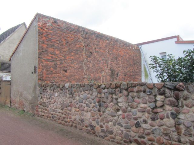 Nebengebäude Rückansicht und Nachbarbebauung - Leerstehendes Wohnhaus mit Nebengebäude ca. 100 m vom Stadtzentrum entfernt