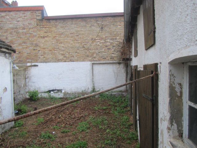 Verkaufsobjekt und Nachbarbebauung - Leerstehendes Wohnhaus mit Nebengebäude ca. 100 m vom Stadtzentrum entfernt