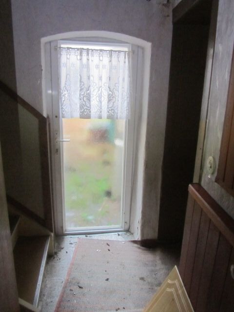 Innenansicht und Tür zum Hof - Leerstehendes Wohnhaus mit Nebengebäude ca. 100 m vom Stadtzentrum entfernt