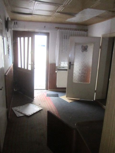 Innenansicht und Hauseingang - Leerstehendes Wohnhaus mit Nebengebäude ca. 100 m vom Stadtzentrum entfernt