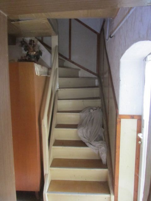 Innenansicht Zugang zum OG - Leerstehendes Wohnhaus mit Nebengebäude ca. 100 m vom Stadtzentrum entfernt