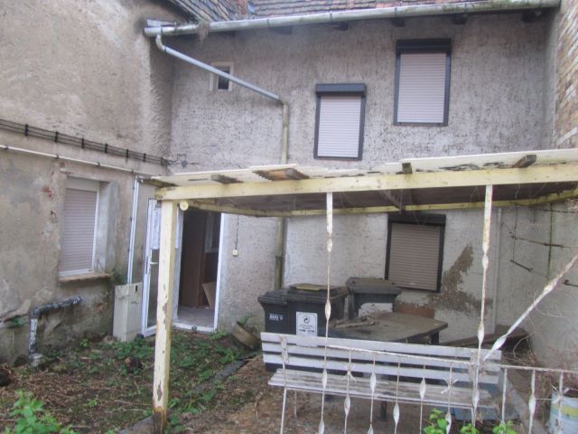 Hofansicht Wohngebäude - Leerstehendes Wohnhaus mit Nebengebäude ca. 100 m vom Stadtzentrum entfernt