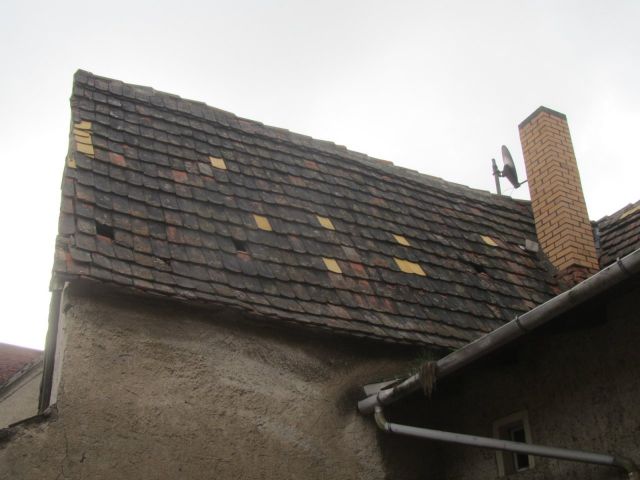 Detailansicht defekte Dacheindeckung - Leerstehendes Wohnhaus mit Nebengebäude ca. 100 m vom Stadtzentrum entfernt