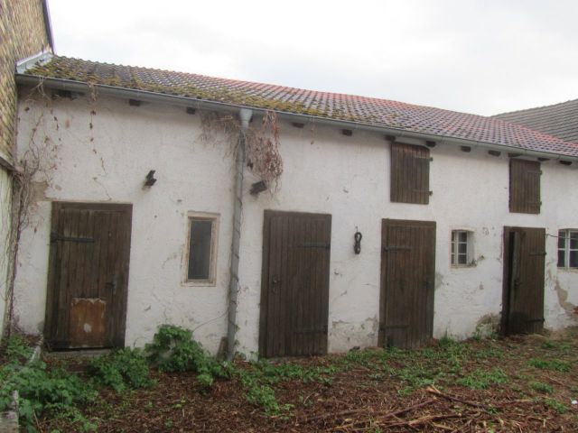 Nebengebäude - Leerstehendes Wohnhaus mit Nebengebäude ca. 100 m vom Stadtzentrum entfernt