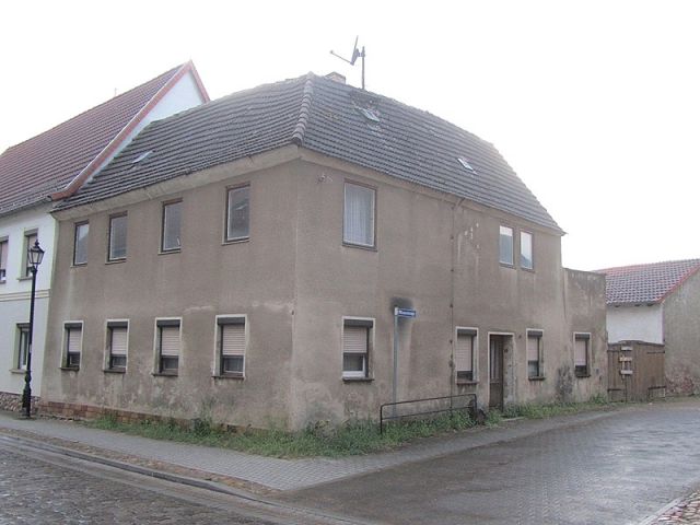 Blick auf Verkaufsobjekt und Umgebung - Leerstehendes Wohnhaus mit Nebengebäude ca. 100 m vom Stadtzentrum entfernt