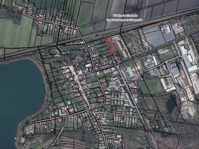 Lageskizze mit Umgebung und Luftbildunterlegung - Gartengrundstück hinter Wohnbebauung **Lage im Naturpark Niederlausitzer Heidelandschaft**