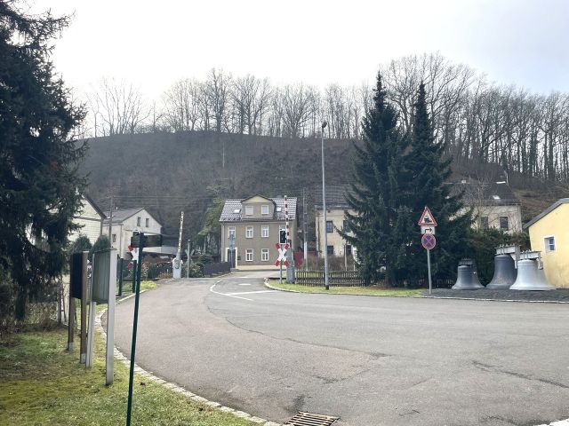 Umgebung - Vertragsfreier Steilhang (Wald-/Gehölzflächen) hinter Wohnbebauung