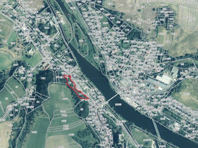 Lageskizze mit Umgebung und Luftbildunterlegung - Vertragsfreier Steilhang (Wald-/Gehölzflächen) hinter Wohnbebauung