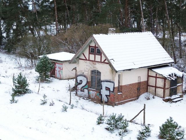Blick auf das Verkaufsobjekt - Ruinöses, ehemaliges Empfangsgebäude im Randbereich der Ueckermünder Heide und wenige Autominuten von Pasewalk entfernt