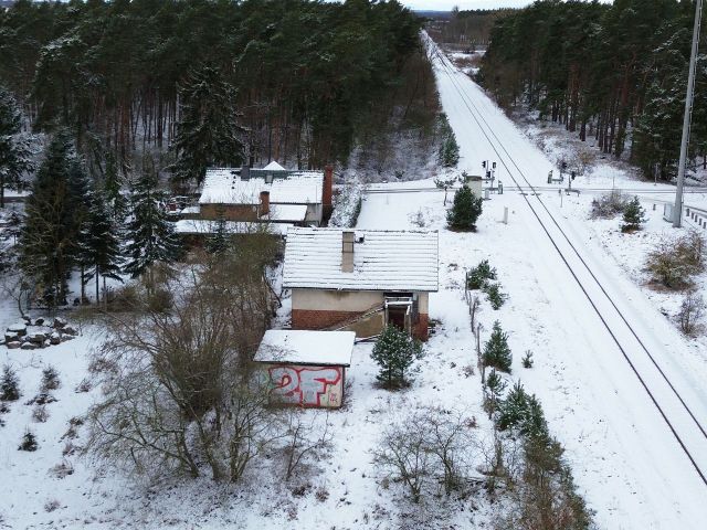 Verkaufsobjekt mit Umgebung - Ruinöses, ehemaliges Empfangsgebäude im Randbereich der Ueckermünder Heide und wenige Autominuten von Pasewalk entfernt