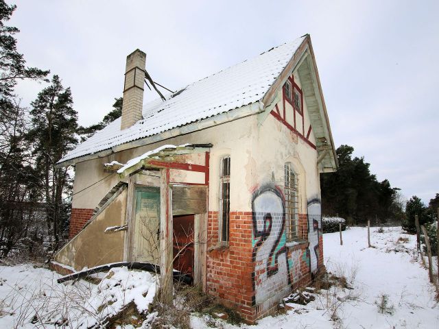 Ehemaliges Empfangsgebäude - Ruinöses, ehemaliges Empfangsgebäude im Randbereich der Ueckermünder Heide und wenige Autominuten von Pasewalk entfernt