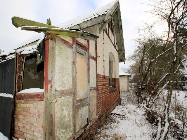 Detailansicht - Ruinöses, ehemaliges Empfangsgebäude im Randbereich der Ueckermünder Heide und wenige Autominuten von Pasewalk entfernt