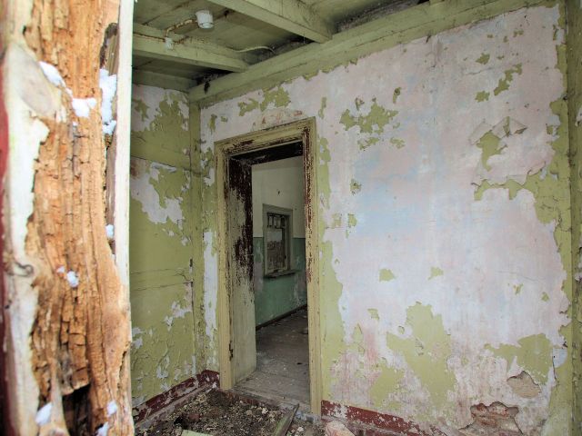 Innenansicht - Ruinöses, ehemaliges Empfangsgebäude im Randbereich der Ueckermünder Heide und wenige Autominuten von Pasewalk entfernt