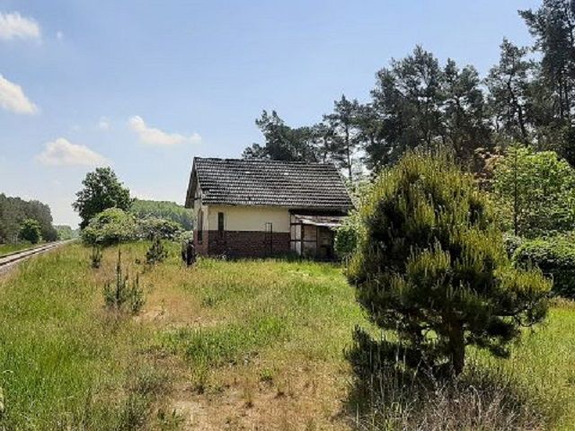 Blick auf das Verkaufsobjekt (Aufnahme 2021) - Ruinöses, ehemaliges Empfangsgebäude im Randbereich der Ueckermünder Heide und wenige Autominuten von Pasewalk entfernt