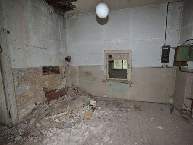 Innenansicht (Aufnahme 2021) - Ruinöses, ehemaliges Empfangsgebäude im Randbereich der Ueckermünder Heide und wenige Autominuten von Pasewalk entfernt