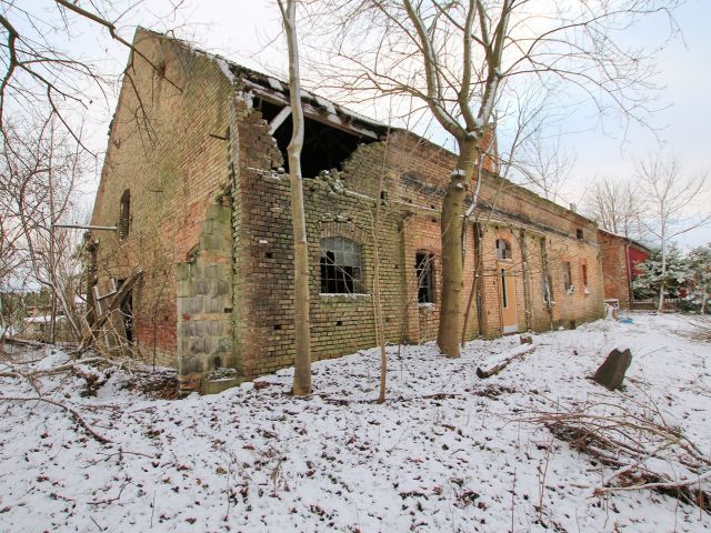 Verkaufsobjekt mit anschließender Nachbarbebauung - Vertragsfreies Grundstück mit ruinösem ehemaligen Stall-/Scheunegebäude **etwa 34 km von Usedom entfernt**