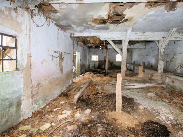 Innenansicht - Vertragsfreies Grundstück mit ruinösem ehemaligen Stall-/Scheunegebäude **etwa 34 km von Usedom entfernt**