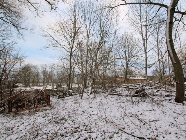 Vertragslos genutzter Grundstücksbereich und Nachbarfläche - Vertragsfreies Grundstück mit ruinösem ehemaligen Stall-/Scheunegebäude **etwa 34 km von Usedom entfernt**
