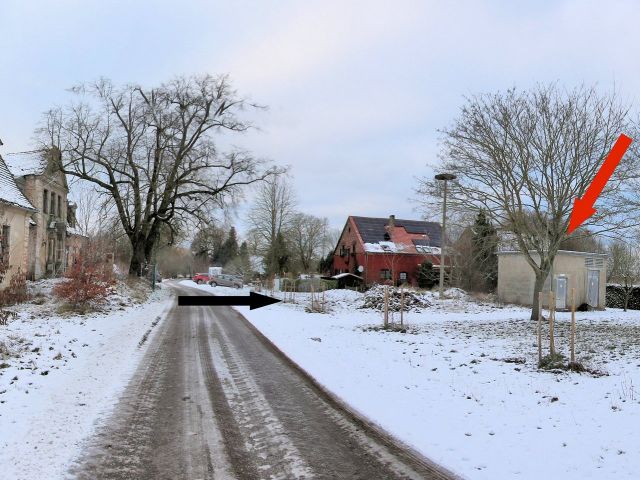 versperrte Zuwegung zum Verkaufsobjekt - Vertragsfreies Grundstück mit ruinösem ehemaligen Stall-/Scheunegebäude **etwa 34 km von Usedom entfernt**