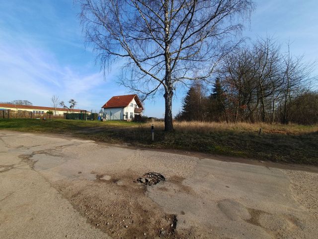 Blick auf Verkaufsfläche und Umgebung - Vertragsfreies Grundstück im Innenbereich von Langhagen in der Mecklenburgischen Seenplatte - Bauplatz