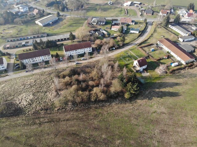 Blick auf Verkaufsfläche und Umgebung - Vertragsfreies Grundstück im Innenbereich von Langhagen in der Mecklenburgischen Seenplatte - Bauplatz