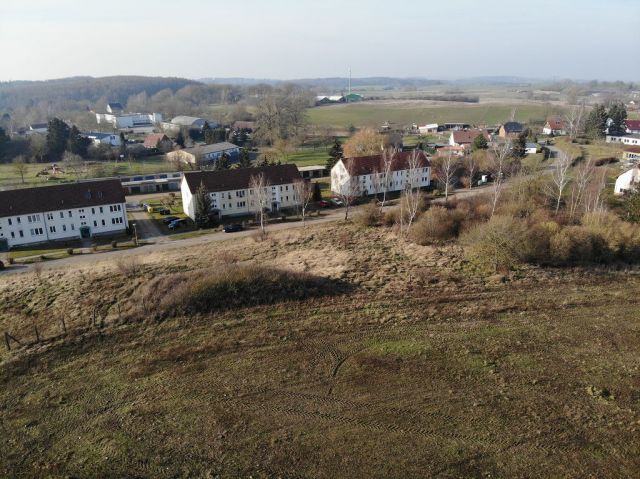 Blick auf Verkaufsfläche und Umgebung - Vertragsfreies Grundstück im Innenbereich von Langhagen in der Mecklenburgischen Seenplatte - Bauplatz