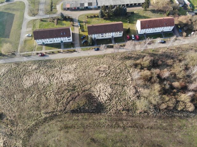 Blick auf Verkaufsfläche und Umgebung - Vertragsfreies Grundstück im Innenbereich von Langhagen in der Mecklenburgischen Seenplatte - Bauplatz