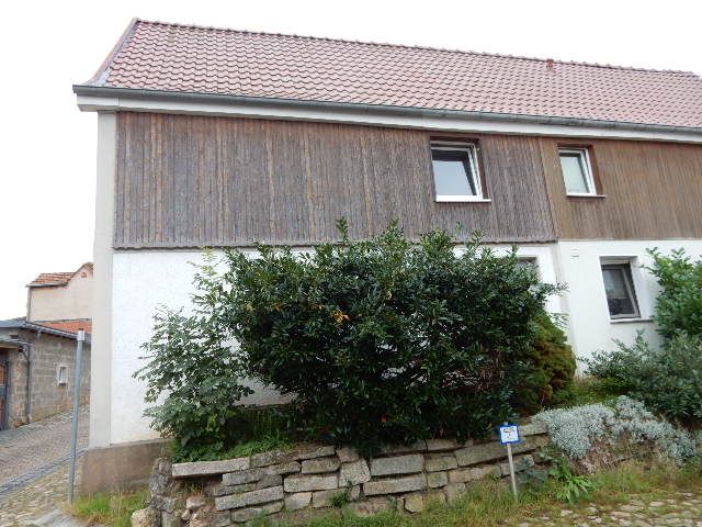 Verkaufsgegenstand - Blick von der Ringstraße - Wohnhaus in zentraler Ortslage **leerstehend**