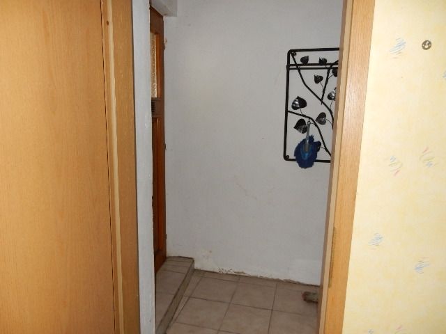 Haupthaus - links zum Hof rechts zum Keller - Wohnhaus in zentraler Ortslage **leerstehend**