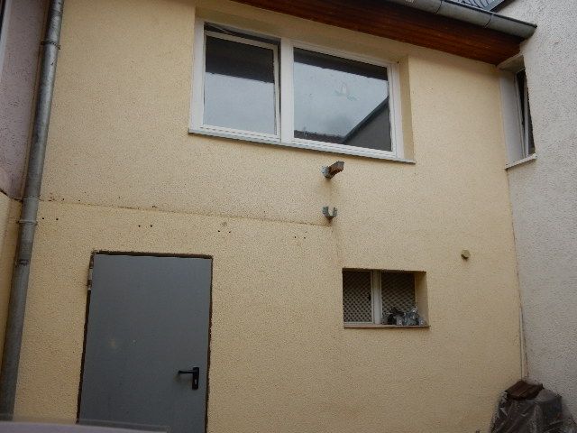 Rückwand des Nebengebäudes - Wohnhaus in zentraler Ortslage **leerstehend**