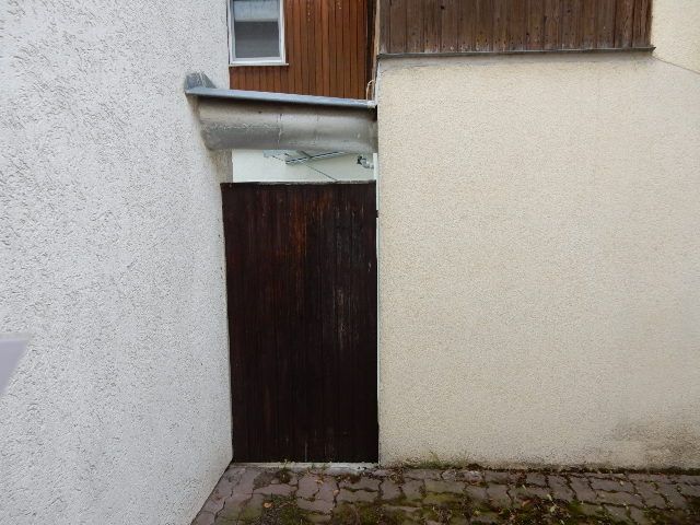 Zugang zum Nachbargrundstück (Wichtig: Es besteht keine Vereinbarung zum Betreten oder zur Nutzung) - Wohnhaus in zentraler Ortslage **leerstehend**