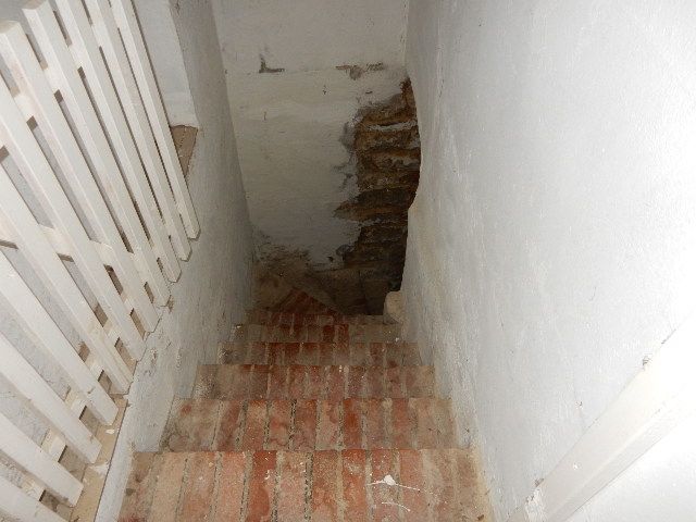 Haupthaus - Zugang zum Keller - Wohnhaus in zentraler Ortslage **leerstehend**