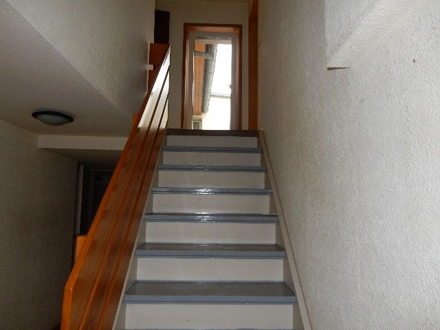 Nebengebäude - Treppe zum OG - Wohnhaus in zentraler Ortslage **leerstehend**
