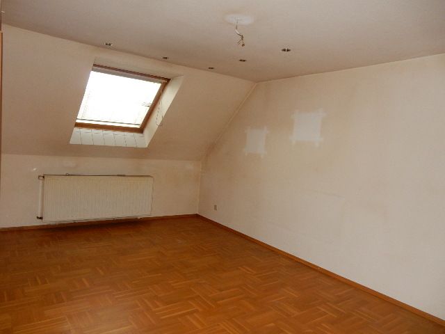 Nebengebäude - Obergeschoss - Wohnhaus in zentraler Ortslage **leerstehend**