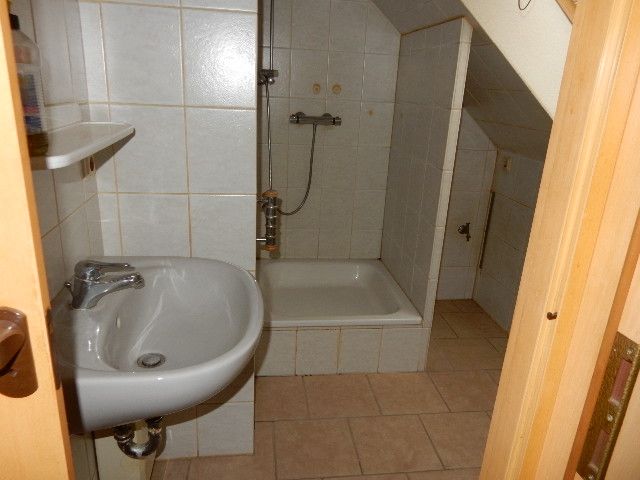 Nebengebäude - Badezimmer im OG - Wohnhaus in zentraler Ortslage **leerstehend**