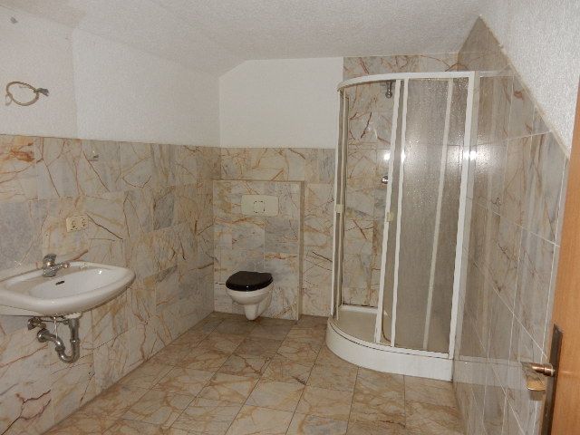 Nebengebäude - Badezimmer im OG - Wohnhaus in zentraler Ortslage **leerstehend**