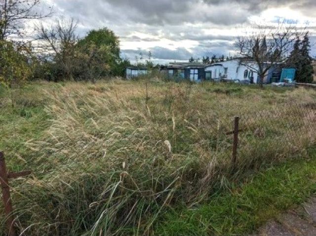 Blick auf Verkaufsfläche und Umgebung Richtung Südwesten - Vertragsfreier Eigentumsgarten mit einem Aufstellrecht für ein Gartenhaus in einer Kleingartenanlage in Jerichow