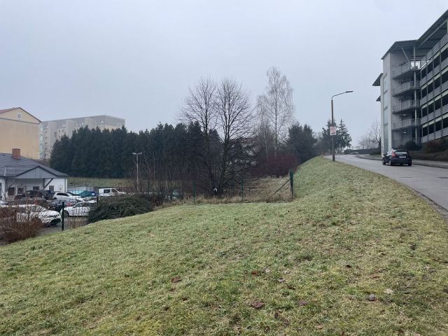 Blick auf Verkaufsfläche und Umgebung - Verwildertes Gartengrundstück mit alter Gartenlaube im Innenbereich zwischen Altenburg, Chemnitz, Zwickau und Gera