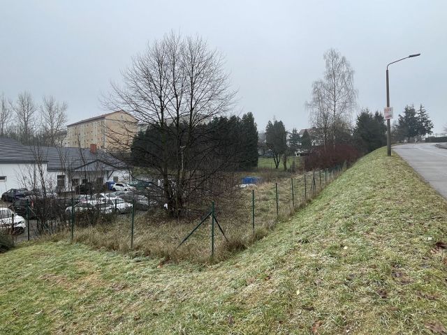 Blick auf Verkaufsfläche und Umgebung - Verwildertes Gartengrundstück mit alter Gartenlaube im Innenbereich zwischen Altenburg, Chemnitz, Zwickau und Gera