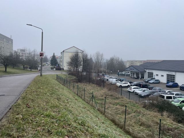Blick auf Verkaufsfläche und Umgebung - Verwildertes Gartengrundstück mit alter Gartenlaube im Innenbereich zwischen Altenburg, Chemnitz, Zwickau und Gera