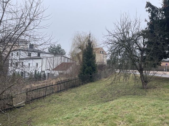 Blick auf Verkaufsfläche und Umgebung - Verwildertes Gartengrundstück mit alter Gartenlaube im Innenbereich zwischen Altenburg, Chemnitz, Zwickau und Gera