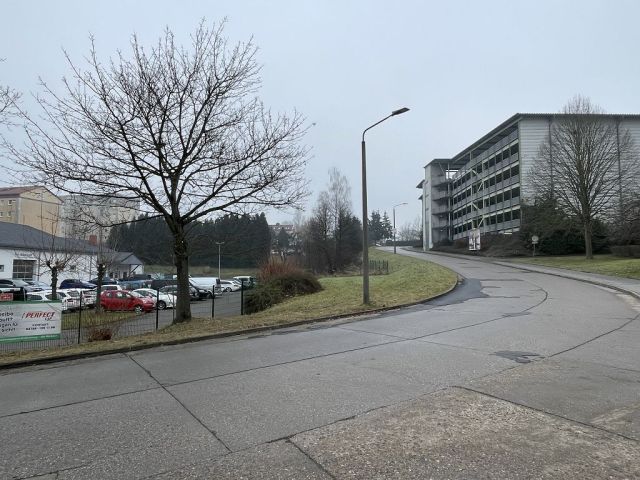 Blick auf Verkaufsfläche und die Umgebung - Verwildertes Gartengrundstück mit alter Gartenlaube im Innenbereich zwischen Altenburg, Chemnitz, Zwickau und Gera