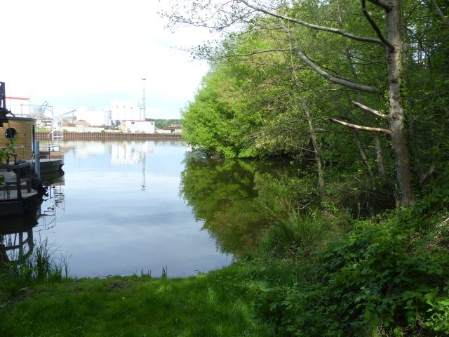 Blick auf den Verkaufsgegenstand mit Umgebung - Laubwald an der Dahme-Wasserstraße & in direkter Nachbarschaft von Bootsliegeplätzen