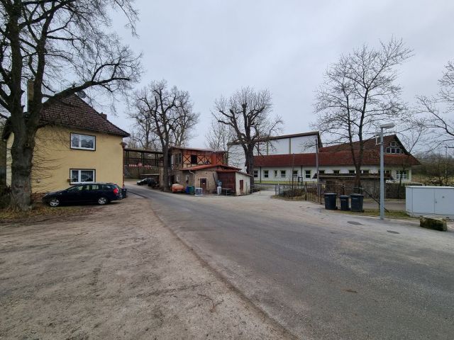 Blick auf Straße Am Kalten Frosch und Umgebungsbebauung - Große Freifläche hinter Wohngrundstücken ca. 30 km von Erfurt entfernt - teilweise genutzt